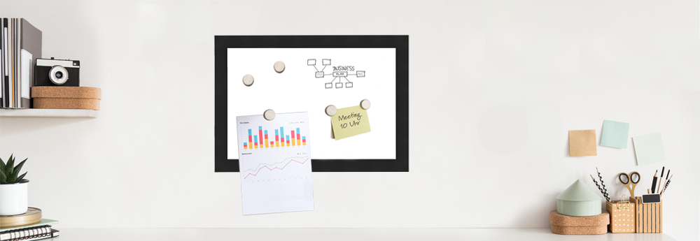 Informationsflut mit Whiteboard bewältigen Whiteboard mit schwarzem Rahmen hängt über Arbeitsplatz