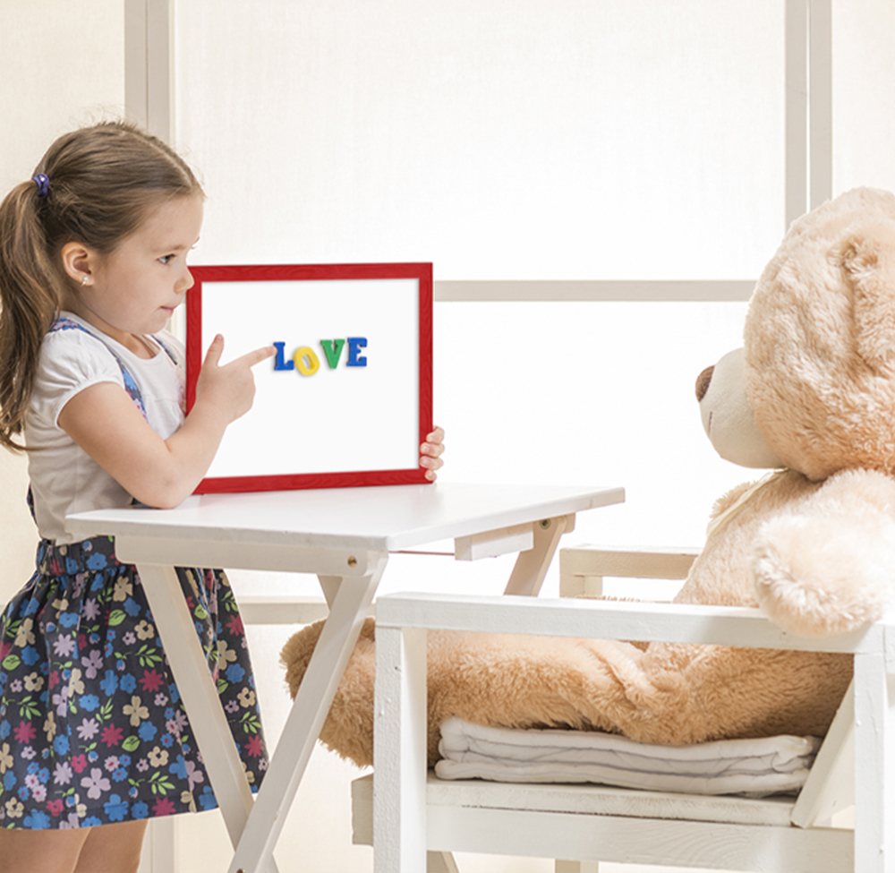 Mädchen mit Whiteboard rotes Magnetboard für Kinderzimmer