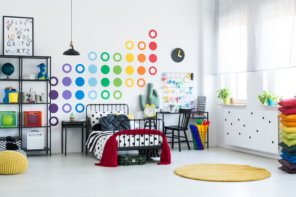 Kinderzimmer in weißer Wandfarbe und buntem Punkt-Muster bunt und modern gestaltetes Kinderzimmer