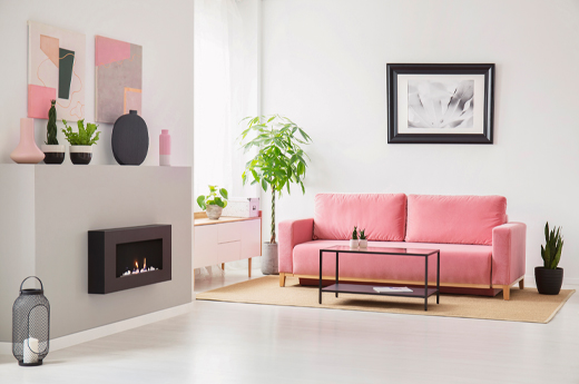 Wohnung gestaltet mit Akzenten der Trendfarbe Rosa moderne Wohnung mit auffälligem Sofa in Rosa
