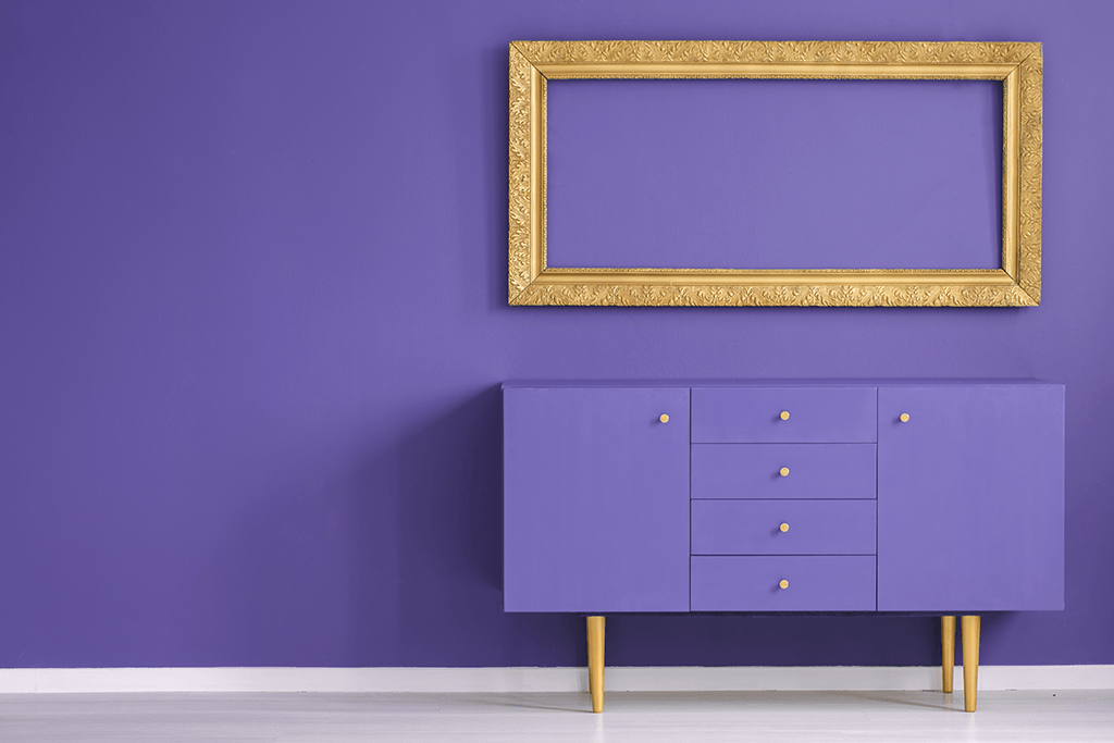 Wohneinrichtung in der Farbe Violett mit goldenem Rahmen