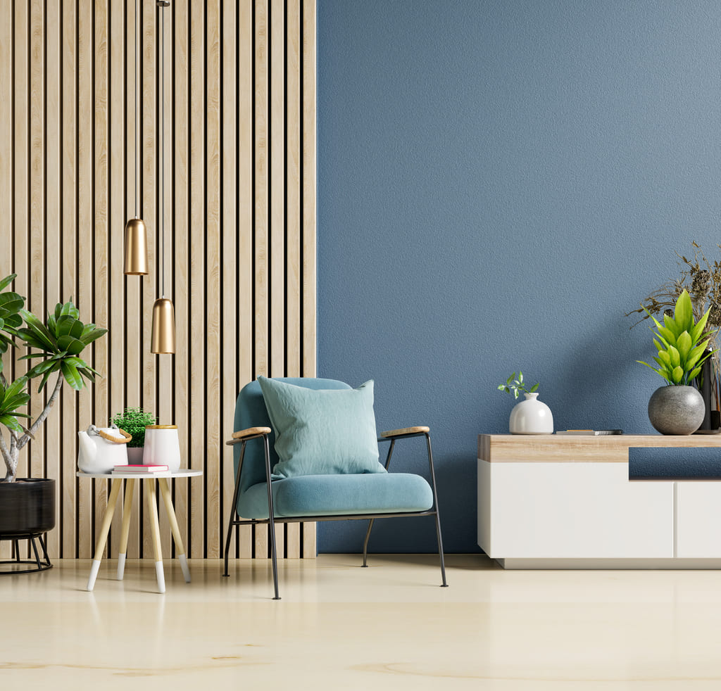 Lamellenwand aus Holz an Blau gestrichener Wand moderne Wohneinrichtung mit Lamellenwand
