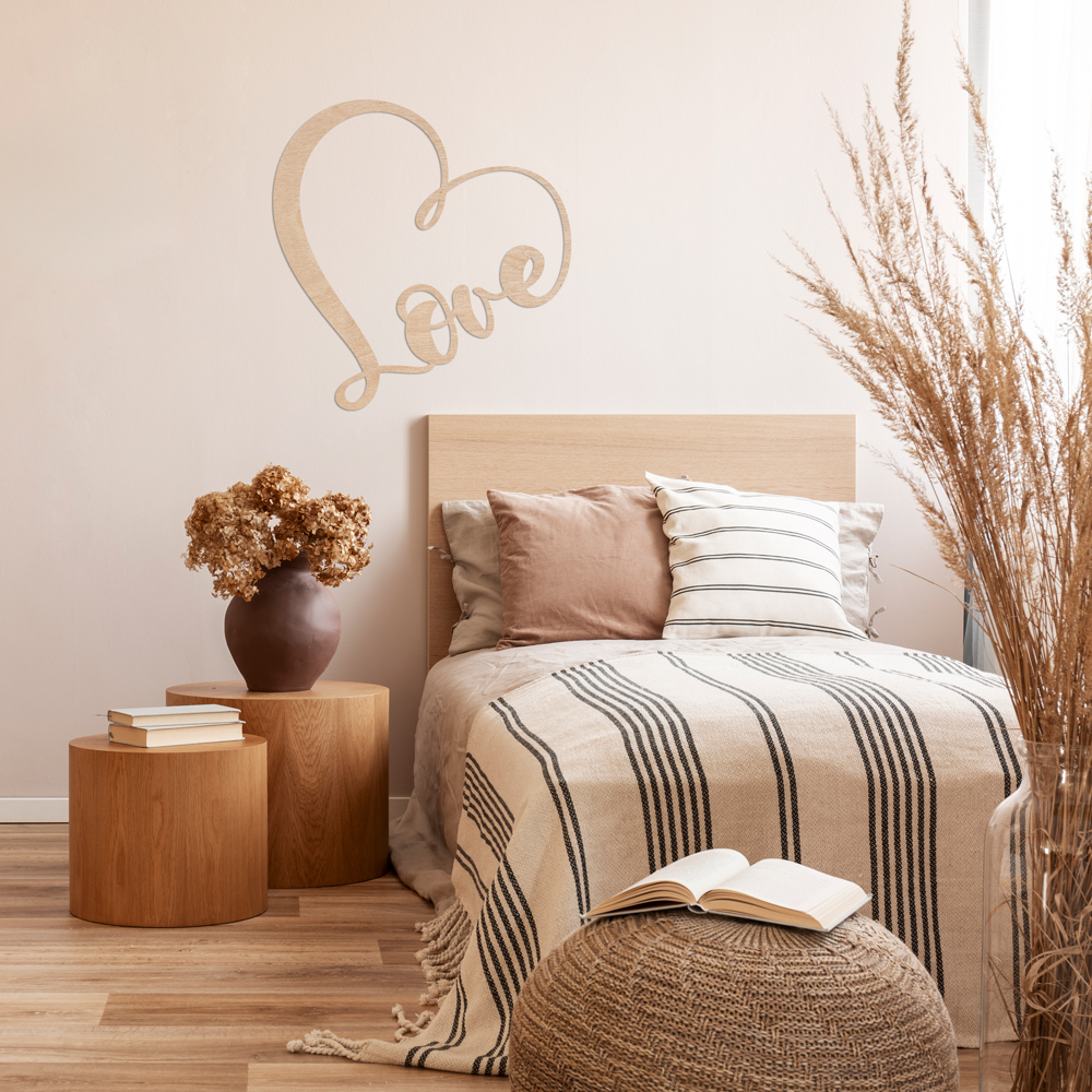 Interior Beispiel -  Wanddekoration aus Pappelsperrholz "Love" im Schlafzimmer "Love" Wanddeko Holz, Pappelsperrholz im Schlafzimmer