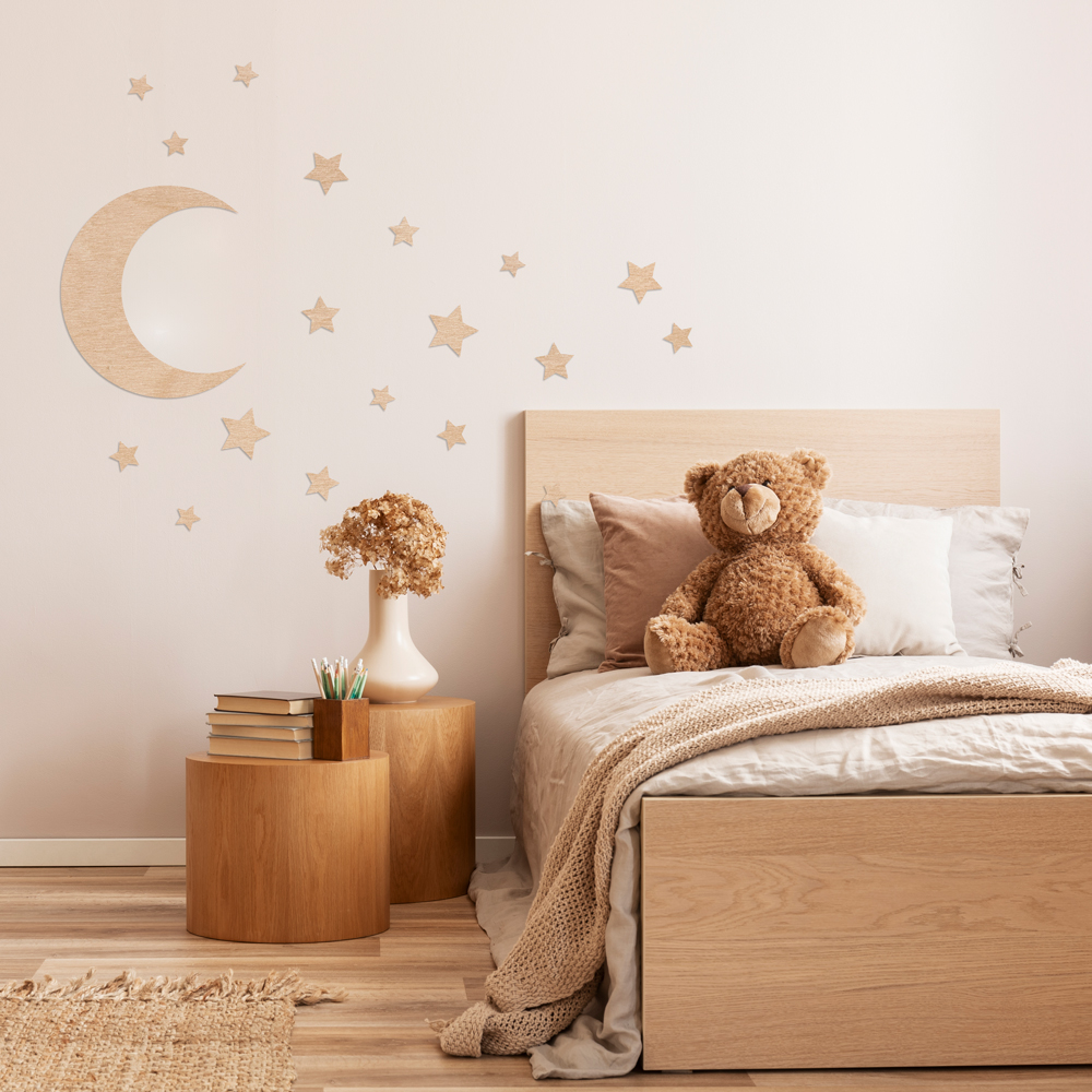 Interior Beispiel -  Wanddekoration aus Pappelsperrholz "Mond und Sterne" im Kinderzimmer, mehrteilig Detail 1 "Mond und Sterne" Wanddeko Holz, Pappelsperrholz im Kinderzimmer, mehrteilig Detail 1