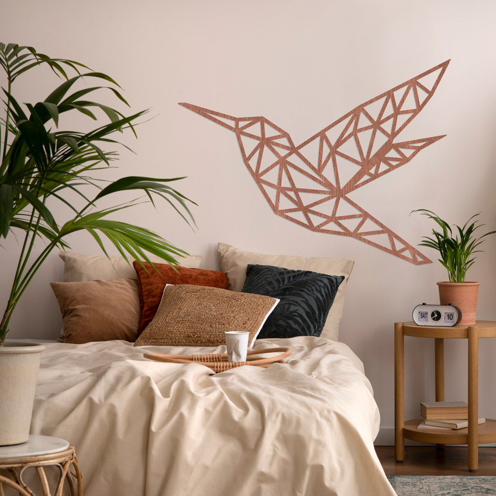 "Origami Kolibri" Wanddeko Holz, Pappelsperrholz mit Sapeli-Furnier im Schlafzimmer, Detail 2