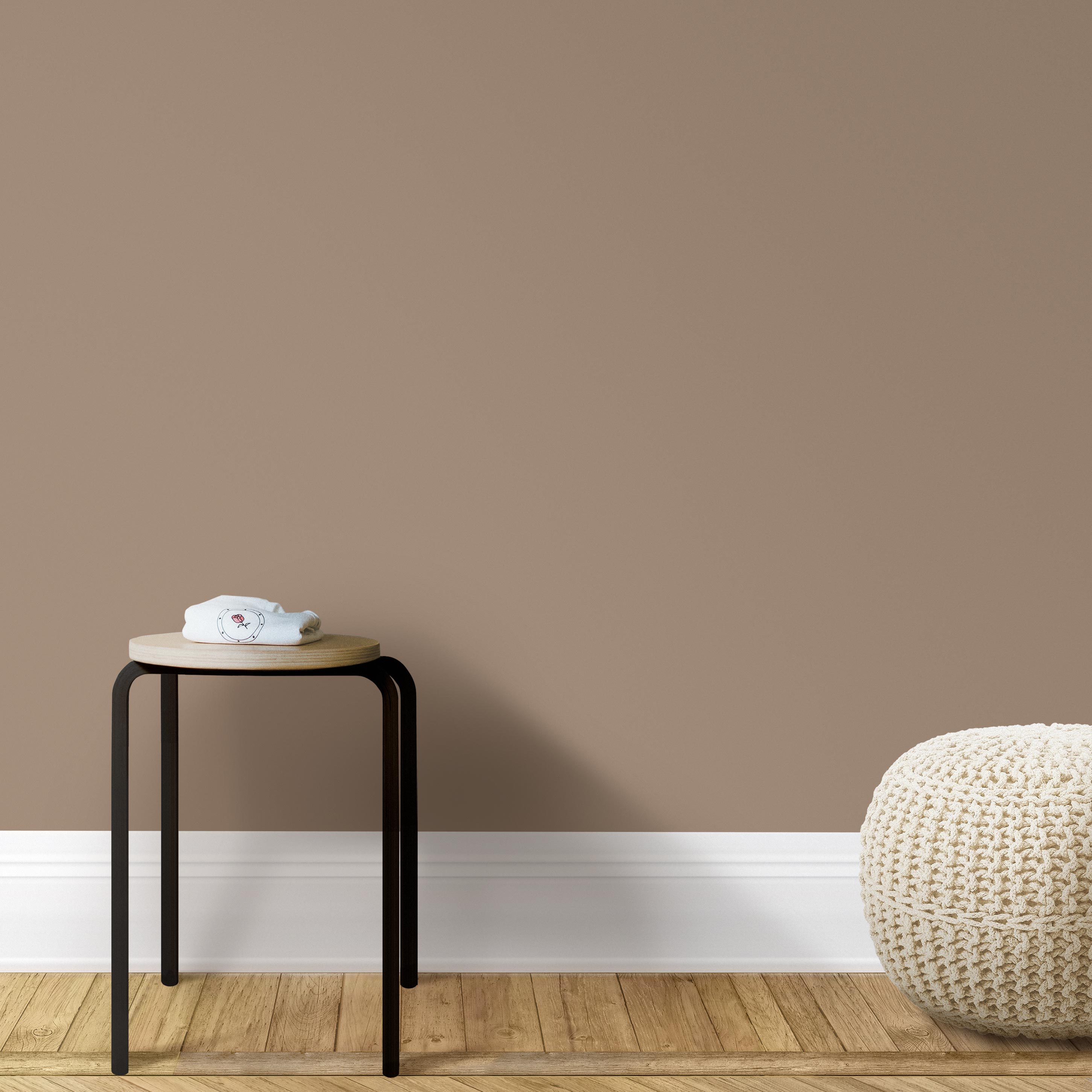 Wohnzimmer mit Wand in der Farbe Salted Caramel