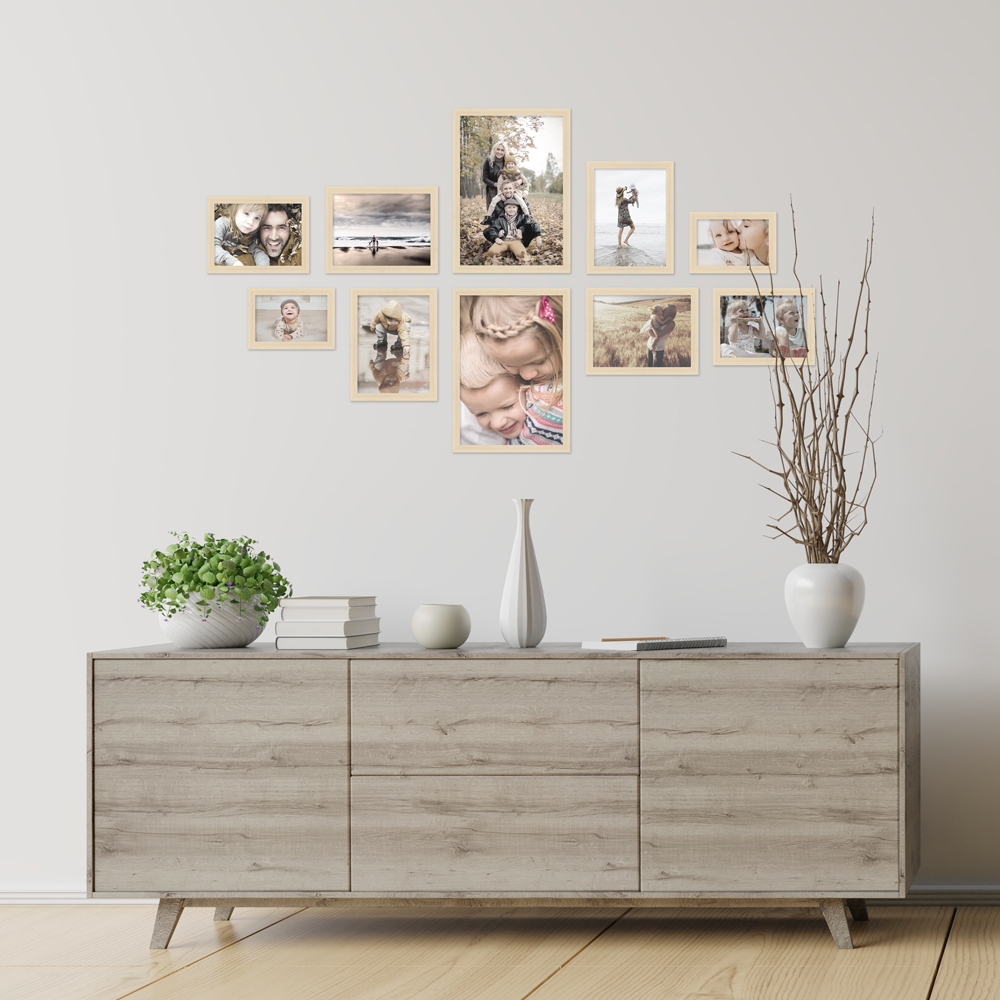 Bilderwand aus naturfarbenen 10er Bilderrahmen-Set