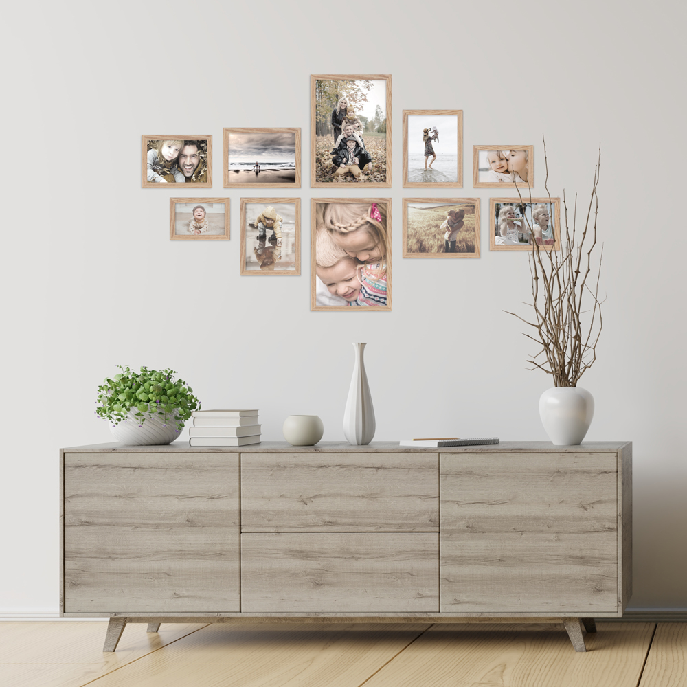 Bilderwand aus eichefarbenen 10er Bilderrahmen-Set