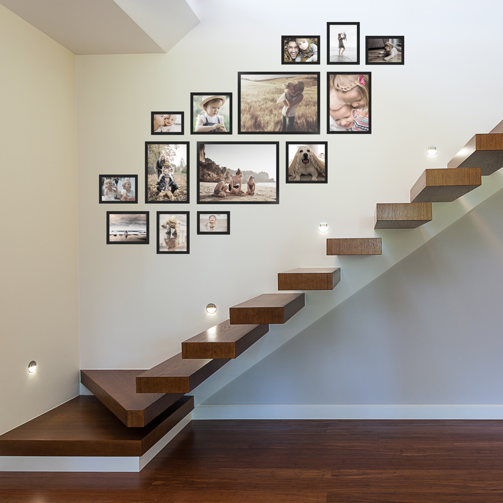 Bilderwand im Treppenhaus aus schwarzem 14er Bilderrahmen-Set