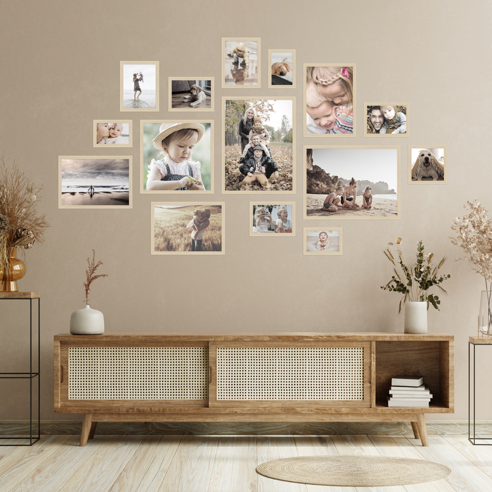 Bilderwand aus naturfarbenem 15er Bilderrahmen-Set