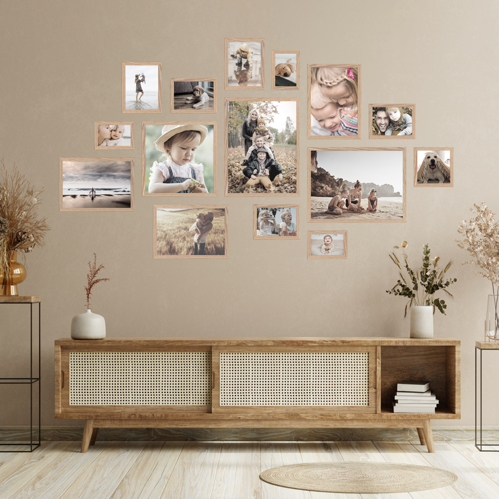Bilderwand aus eichefarbenem 15er Bilderrahmen-Set