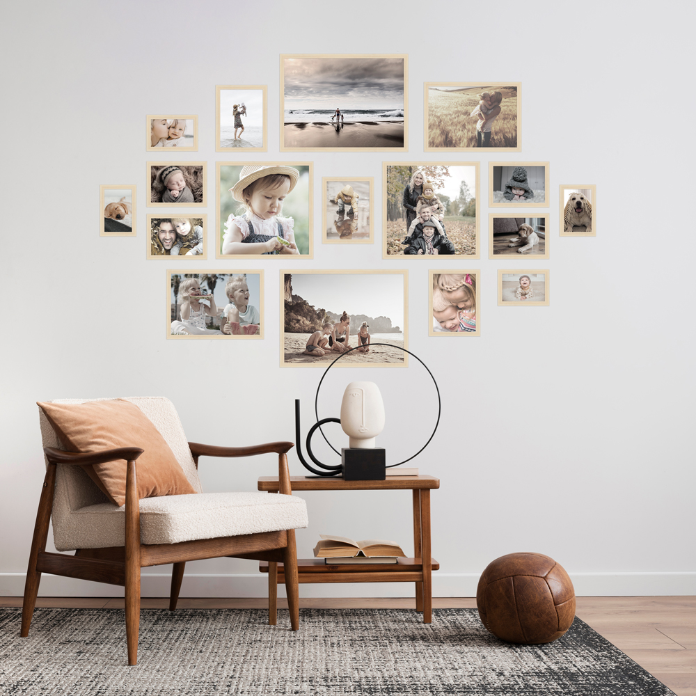 Bilderwand aus naturfarbenem 17er Bilderrahmen-Set