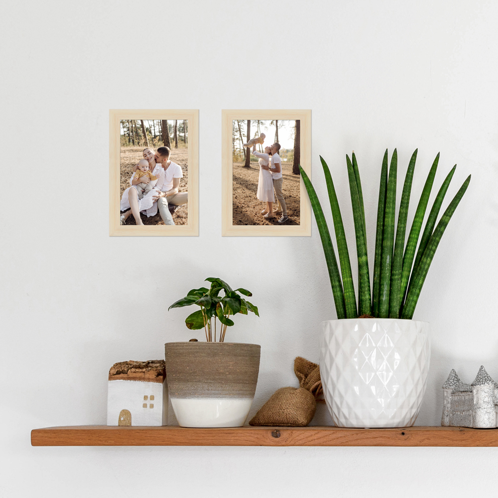 2er 10x15 Bilderrahmen-Set in Natur an Wohnzimmerwand