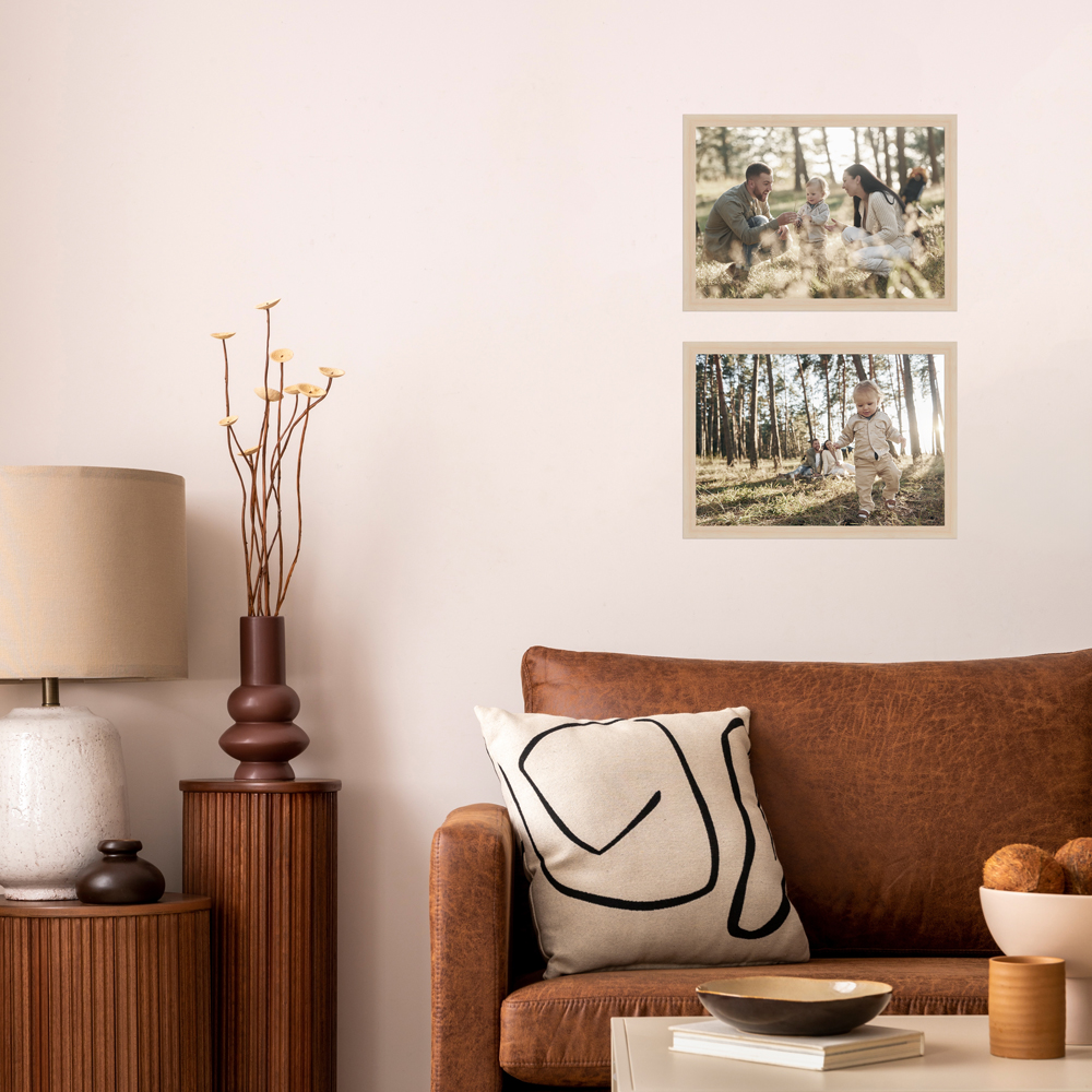 2er 21x30 Bilderrahmen-Set in Natur im Wohnzimmer
