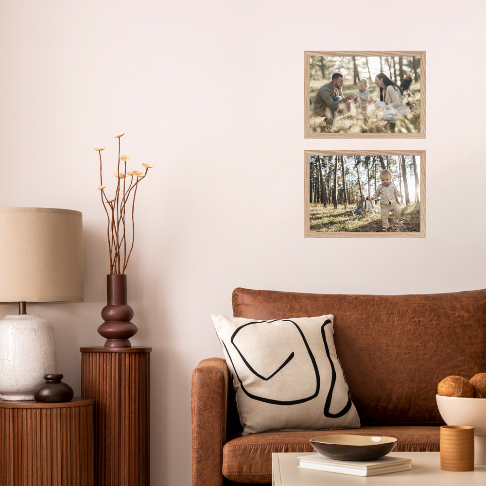2er 21x30 Bilderrahmen-Set in Eiche im Wohnzimmer