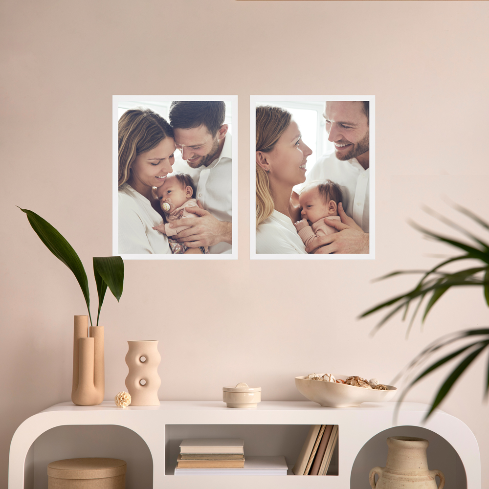 2er 30x40 Bilderrahmen-Set in Weiß im Wohnzimmer