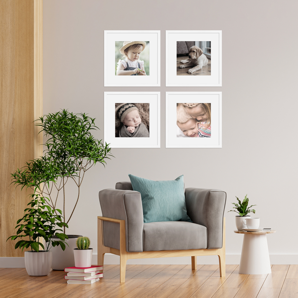 Bilderwand im Wohnzimmer aus quadratischen Rahmen mit Passepartout