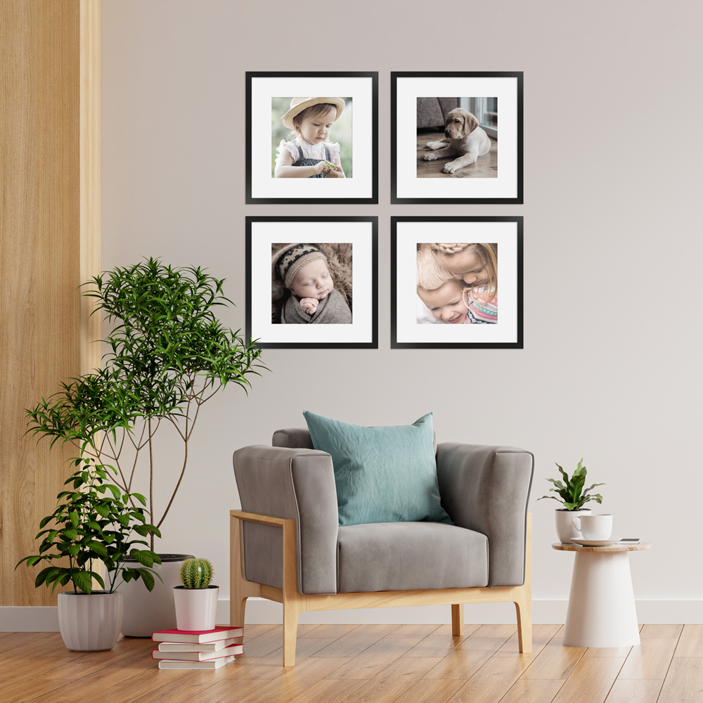 Bilderwand im Wohnzimmer aus quadratischen Rahmen mit Passepartout