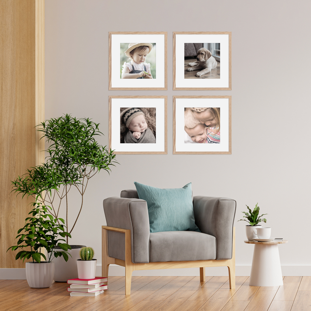 Bilderwand im Wohnzimmer aus quadratischen Rahmen mit Passepartout
