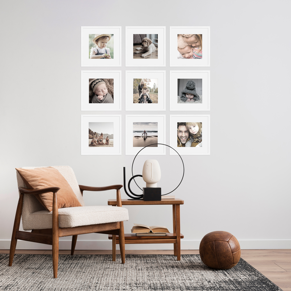 Bilderwand aus weißen Bilderrahmen mit weißen Passepartouts 