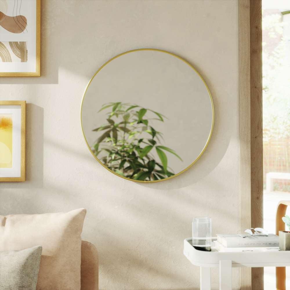 Detailbild - Goldener runder Wandspiegel  Goldener runder Wandspiegel der im Wohnzimmer hängt