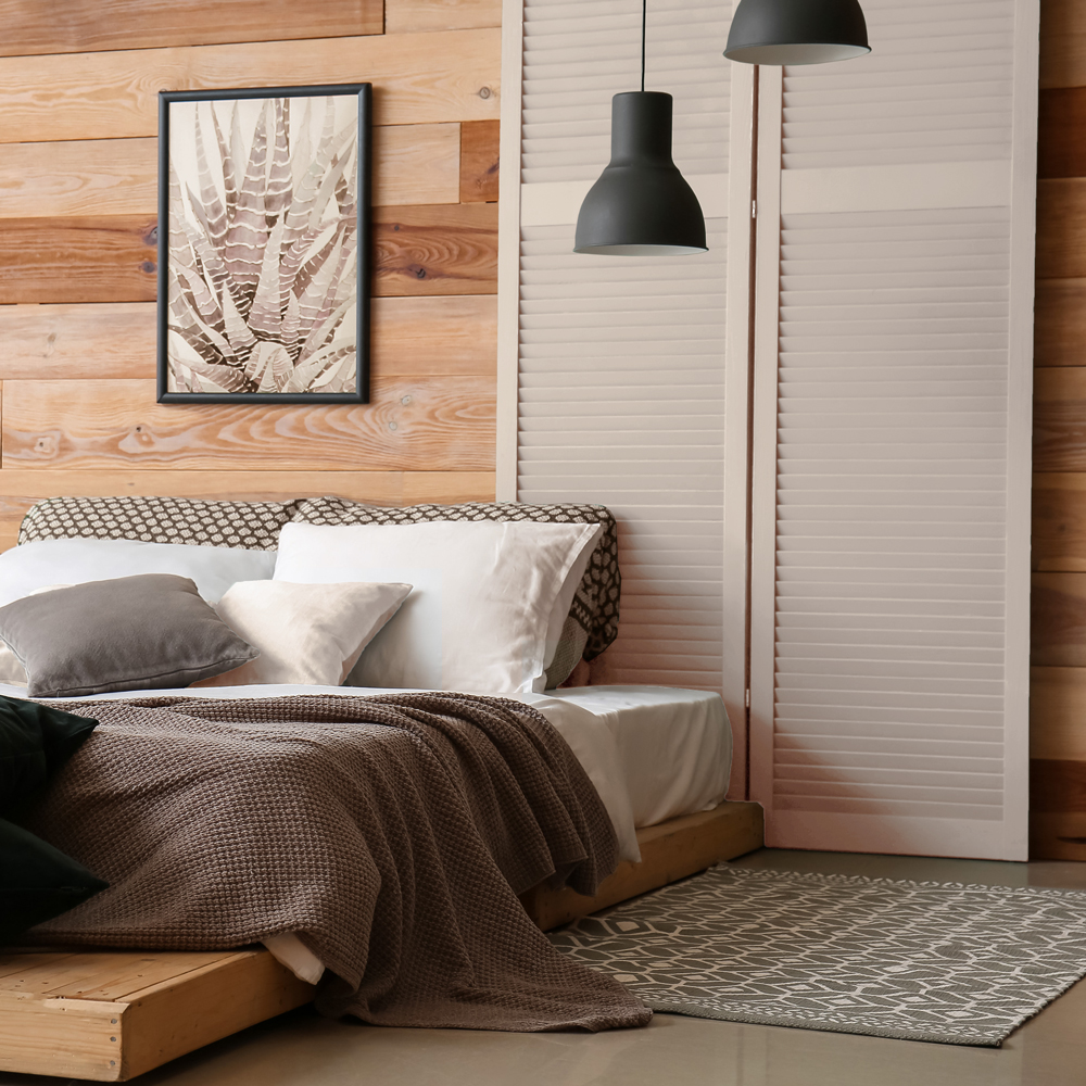modernes Schlafzimmer mit Akzenten des Lackes Dont Send Nudes