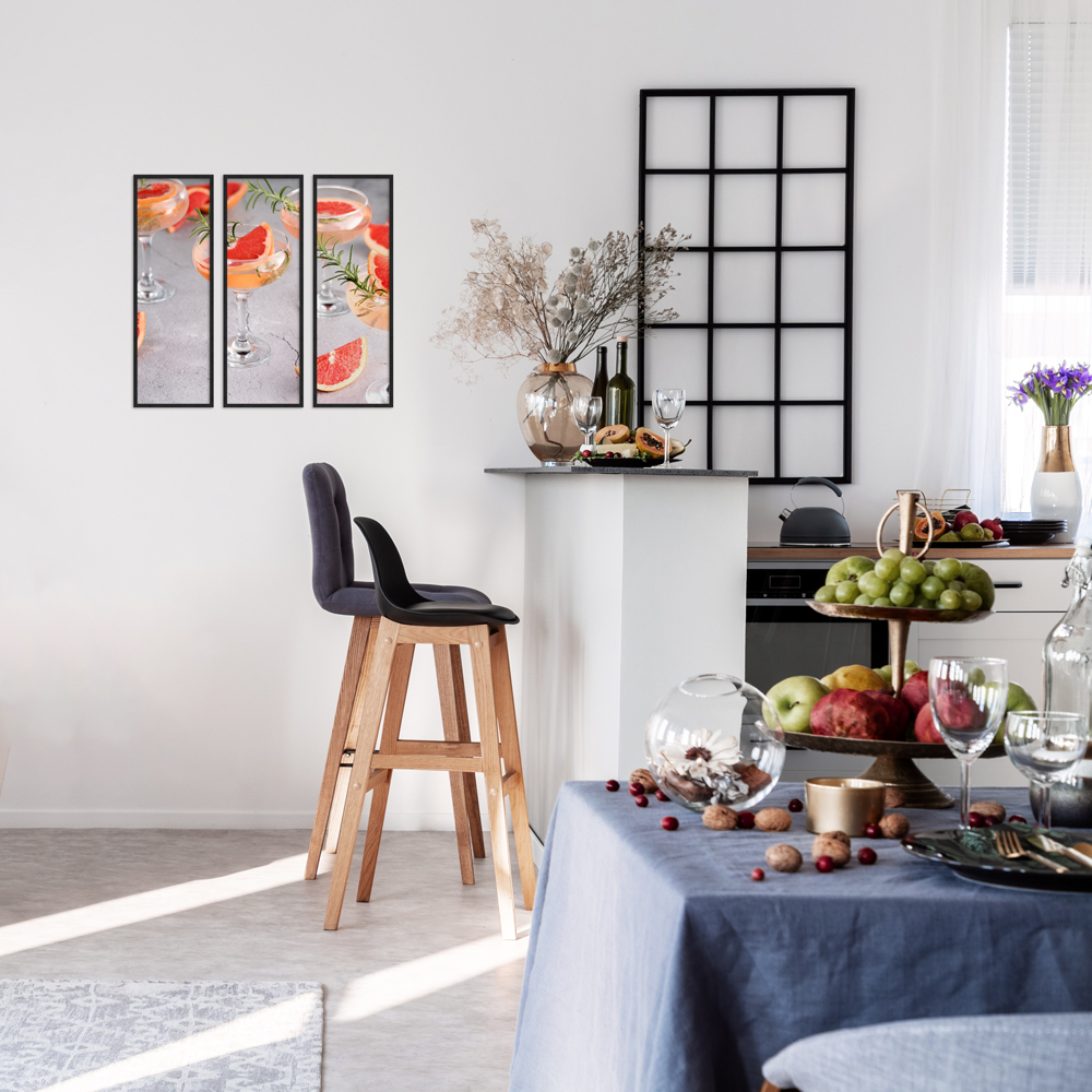Wandgestaltung mit Cocktail Postern in moderner Küche