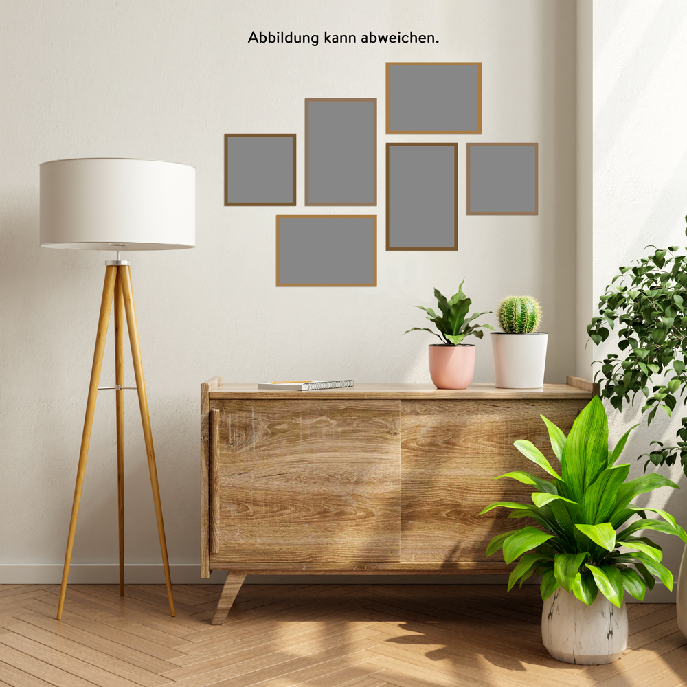 Wohnzimmer mit 6 aufgehängten Bilderrahmen in Holzoptik