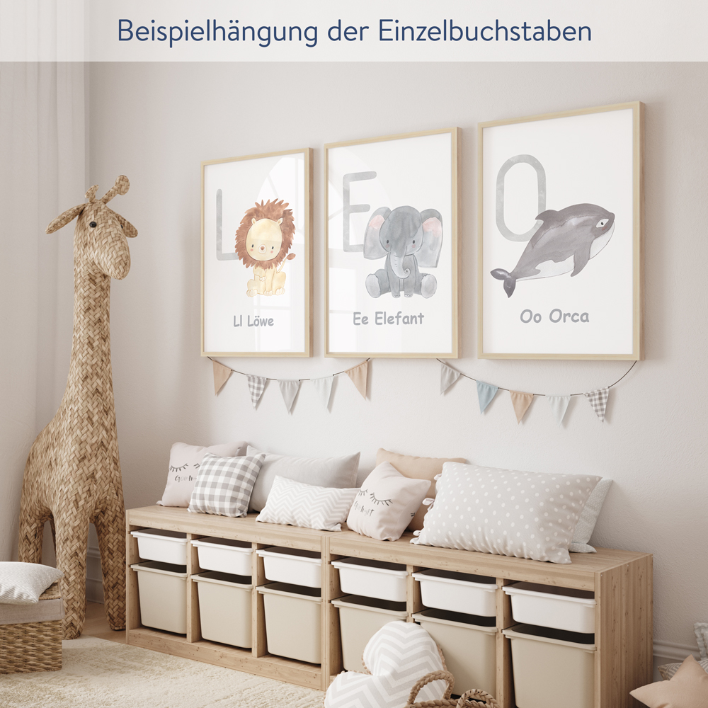 Beispielhängung Buchstaben Poster mit Holzrahmen Buchstaben- und Tierposter aufgehängt in Kinderzimmer