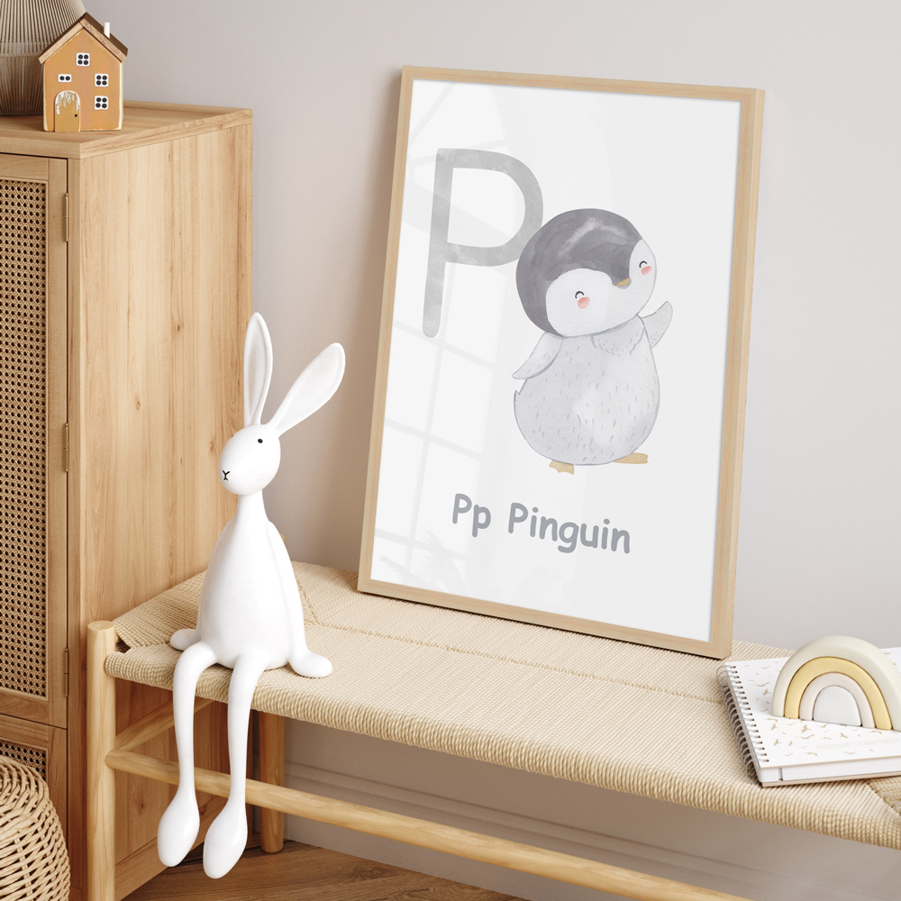 Interior Beispiel - Buchstaben Poster mit Pinguin Illustration Kinderzimmer dekoriert mit Poster "P-Pinguin"