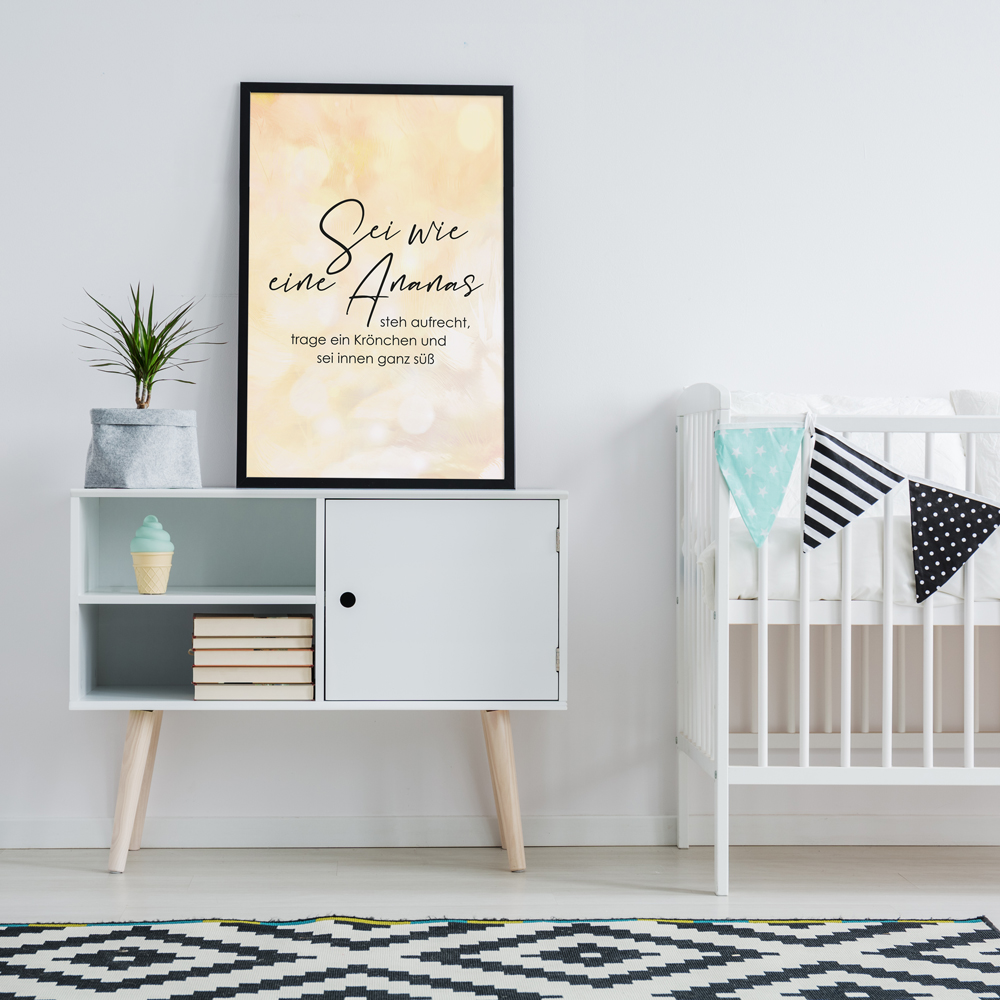 Kinderzimmer dekoriert mit 40x60 Poster "Sei wie eine Ananas"