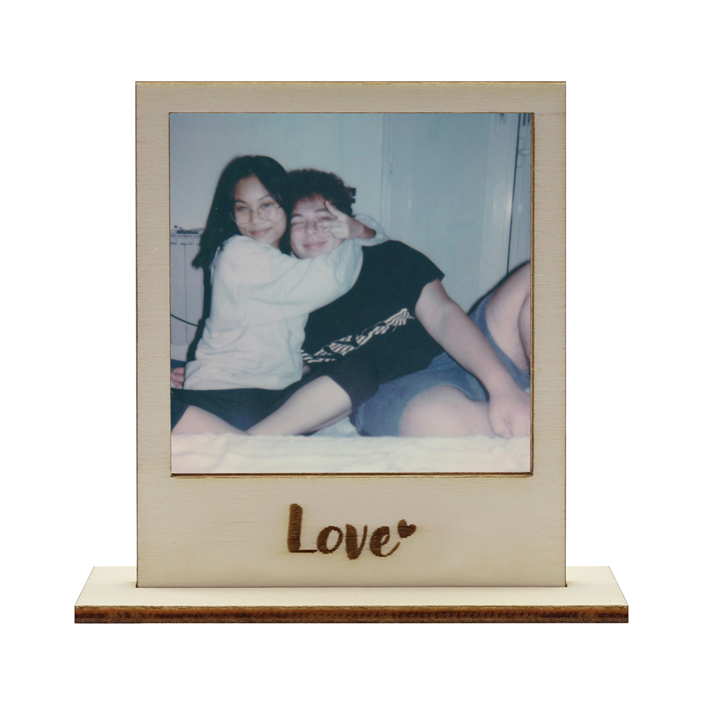 Bilderrahmen für Polaroids mit Schriftzug Love