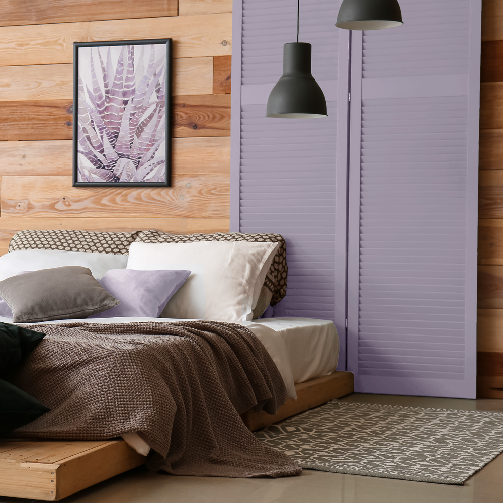 modernes Schlafzimmer mit Akzenten des Lackes Purple Rain