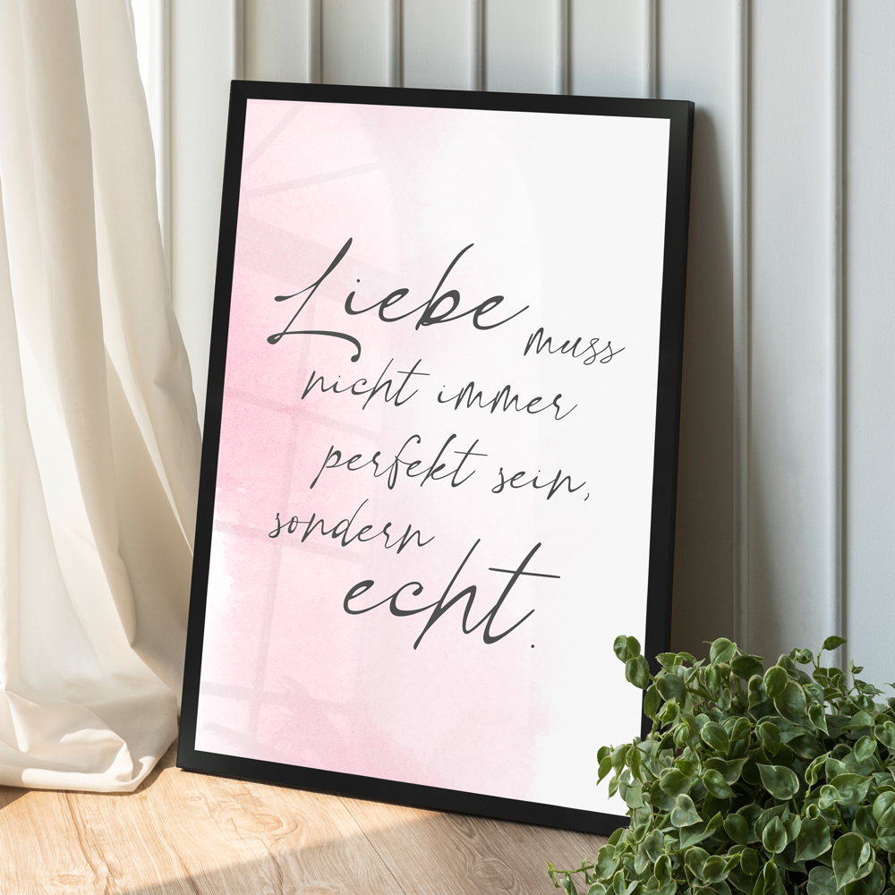 Dekoration rosafarbenes Poster "Liebe echt" in schwarzem Holzrahmen