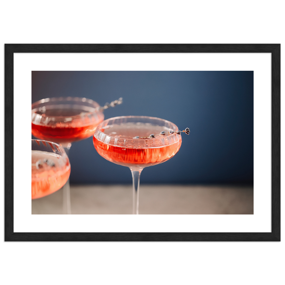 Cocktail Poster "Lavendel-Aperitif" in schwarzem Rahmen