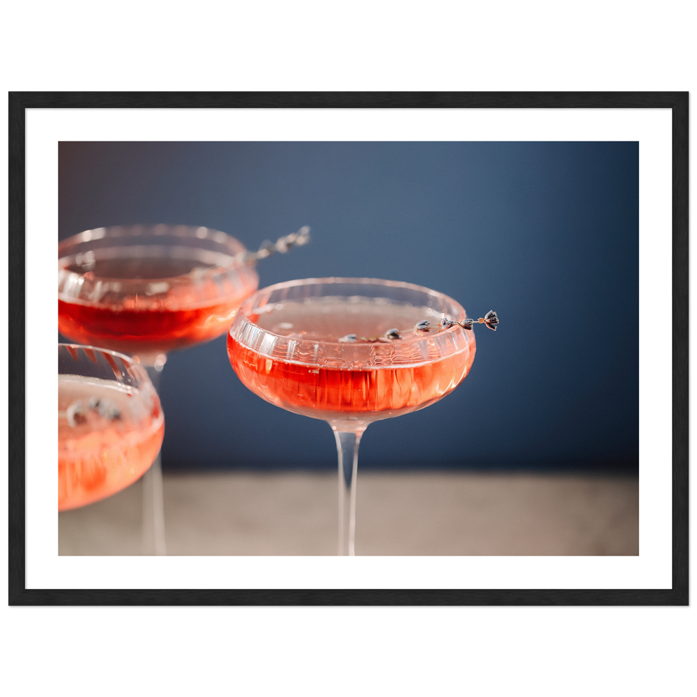 30x40 cm Cocktail Poster "Lavendel-Aperitif" in schwarzem Rahmen
