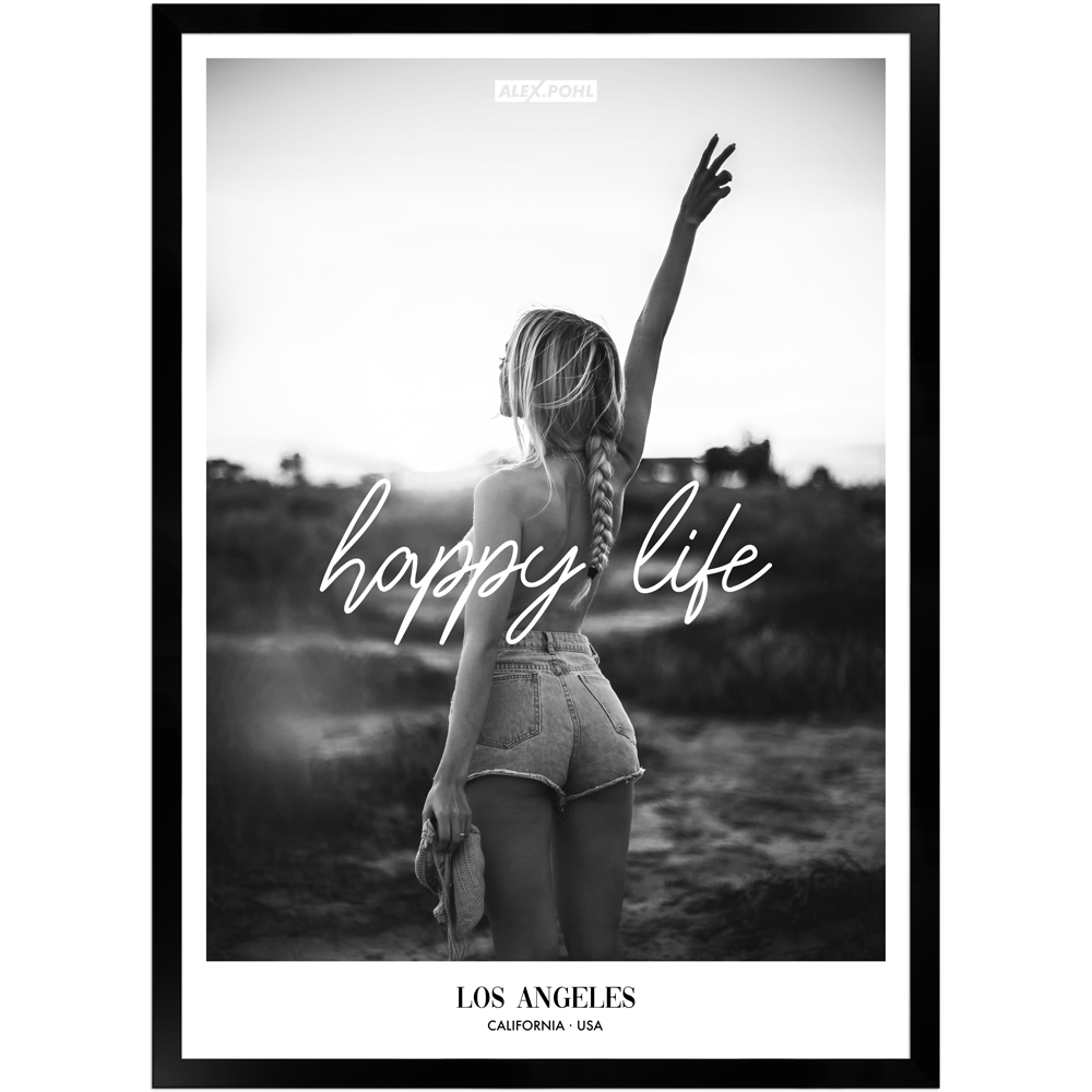Poster mit Holzrahmen "Happy Life" von Alex Pohl Schwarz-weiß Poster einer Frau die peace zeigt