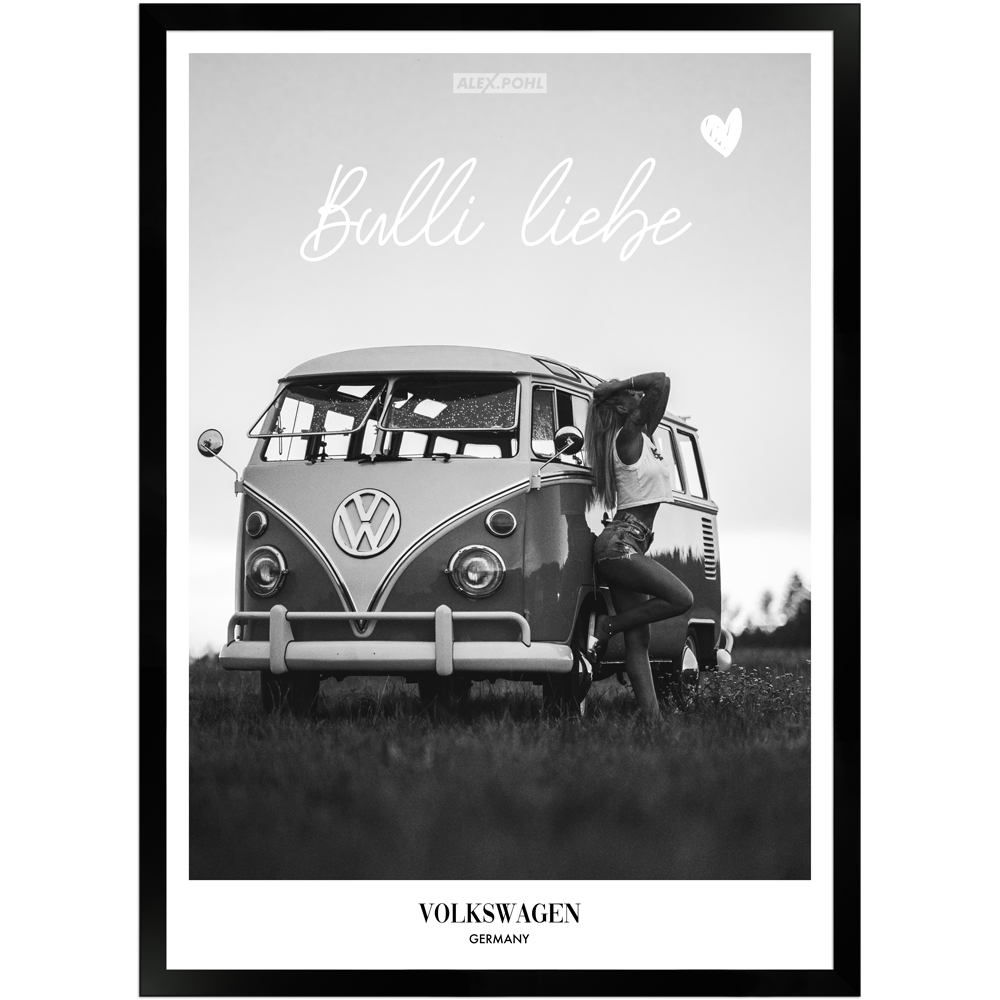 Poster mit Holzrahmen "Bulli Liebe" von Alex Pohl Schwarz-weiß bild mit dem Spruch "Bulli Liebe"
