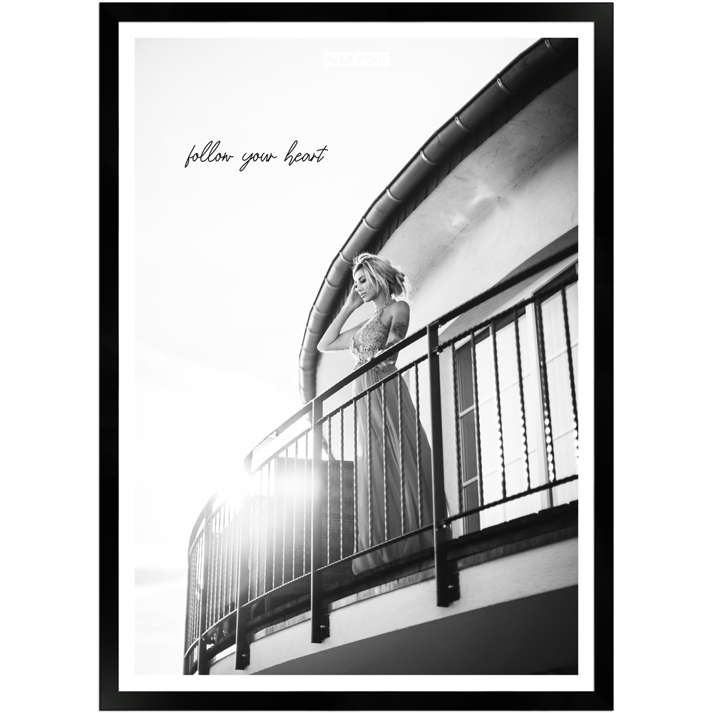 Poster mit Holzrahmen "Follow your heart" von Alex Pohl Schwarz-weiß Poster von einer Frau
