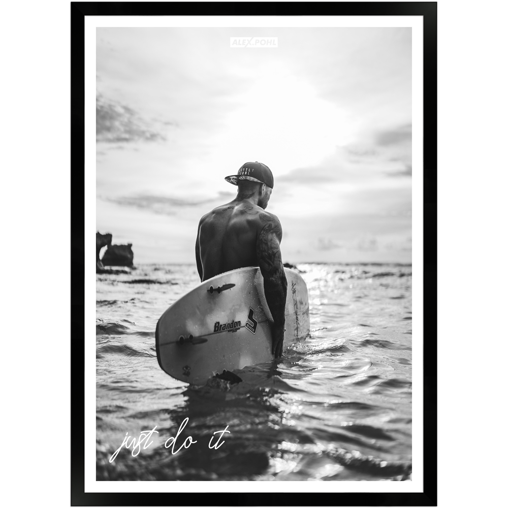 Schwarz-weiß Poster von einem Surfer