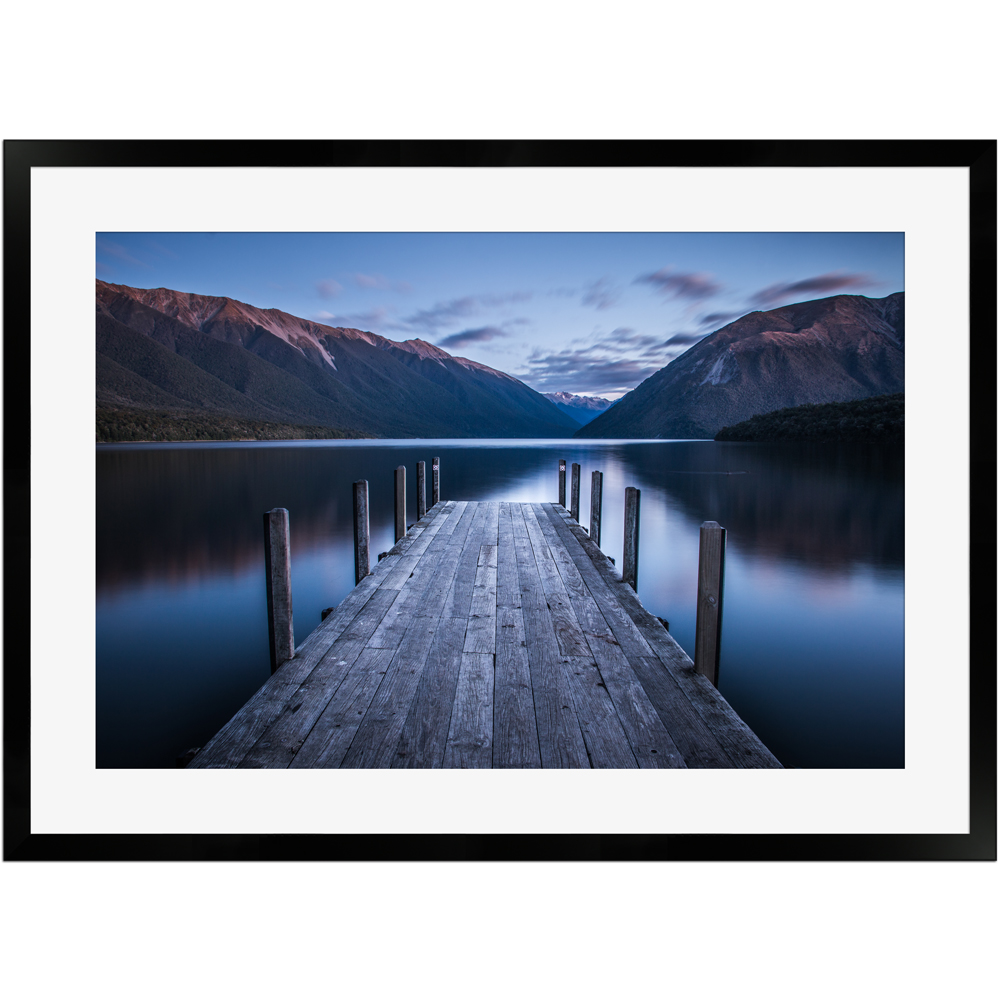 Steg am Bergsee | Poster mit Holzrahmen 50x70 cm