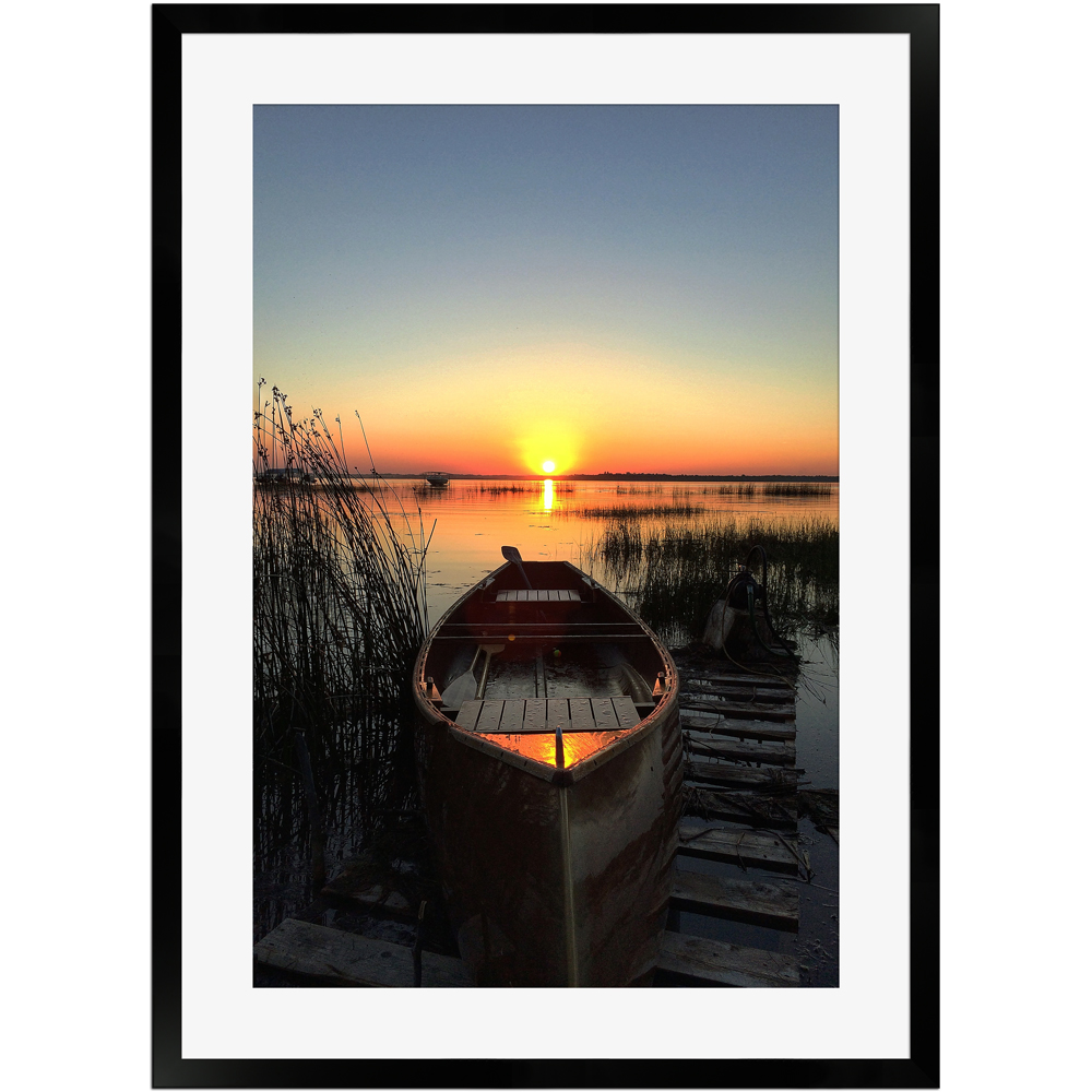 gerahmtes Poster eines Sonnenuntergangs am See 