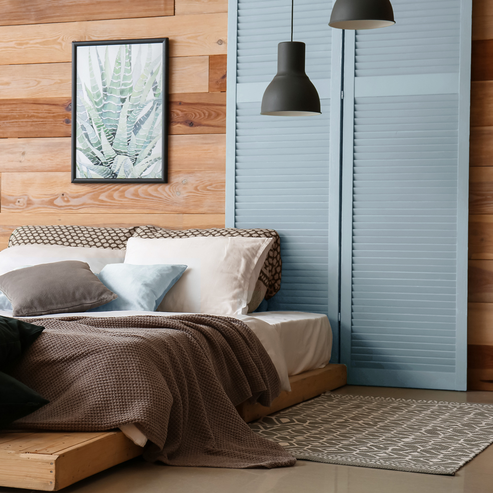 modernes Schlafzimmer mit Akzenten des Lackes Saint-Tropez