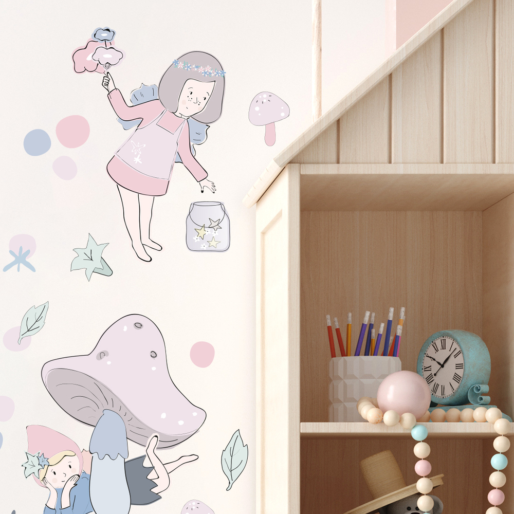 Kinderzimmer dekoriert mit rosafarbenem Feen Sticker