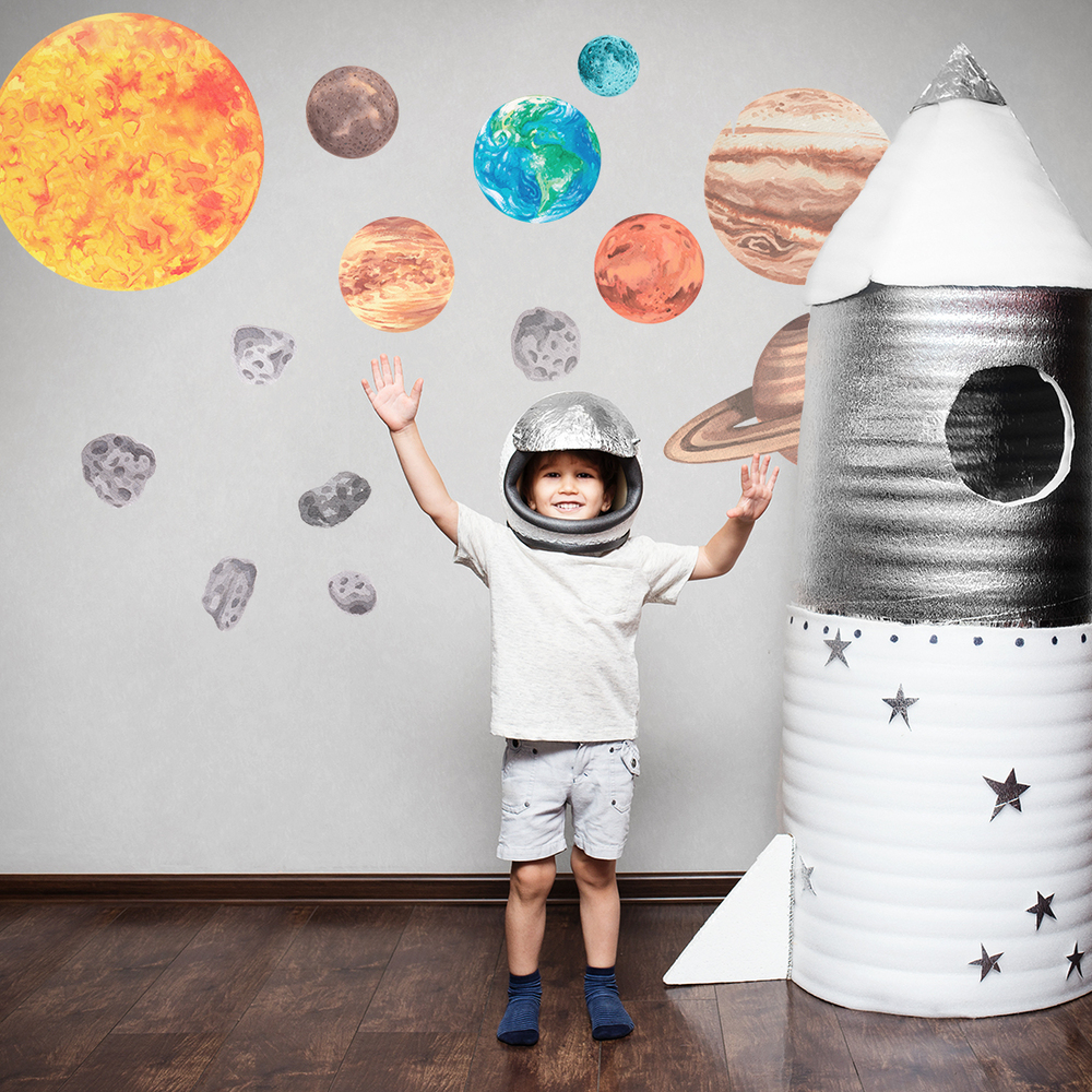 Kinderzimmer dekoriert mit Sonnensystem Sticker