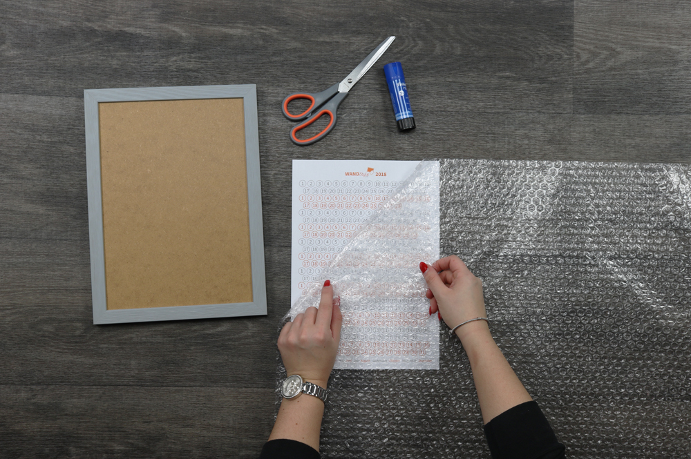 Luftpolsterfolie wird auf DIY-Kalender ausgerichtet