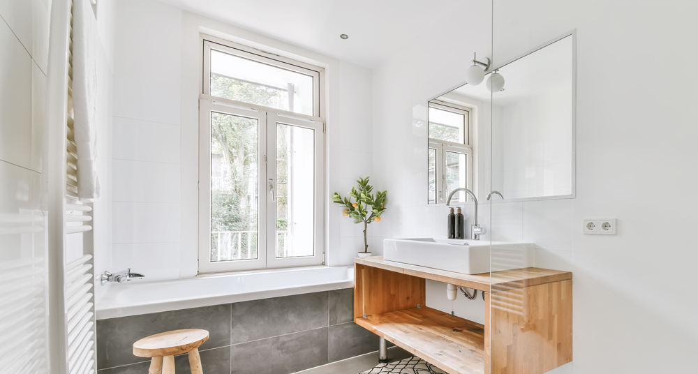 Badezimmer mit Spiegel Modernes Badezimmer in Grautönen mit einem Spiegel