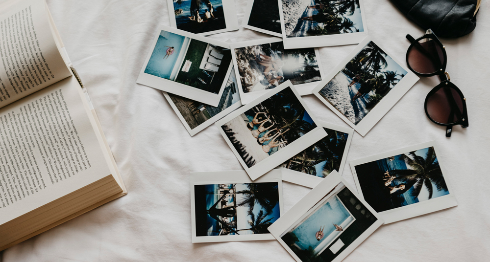 Polaroid-Bilder als Urlaubs-Erinnerung Urlaubsfotos auf einem Haufen