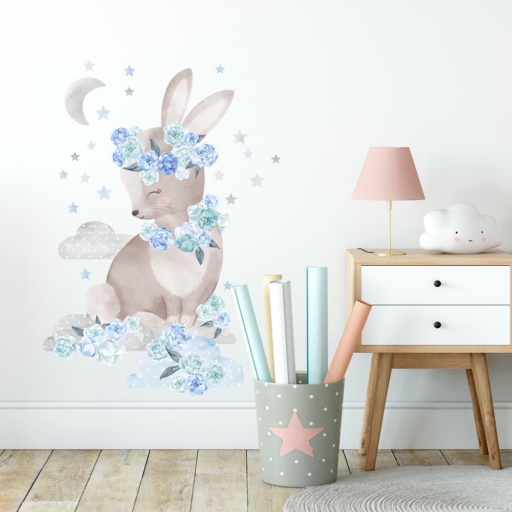 Wand dekoriert mit blauem Hasen Wandsticker