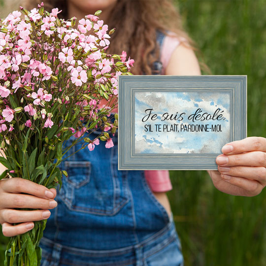 “Geschenkidee_zur_Entschuldigung-gerahmter_Spruch” “Mädchen_schenkt_Blumen_und_Bilderrahmen_zur_Entschuldigung”